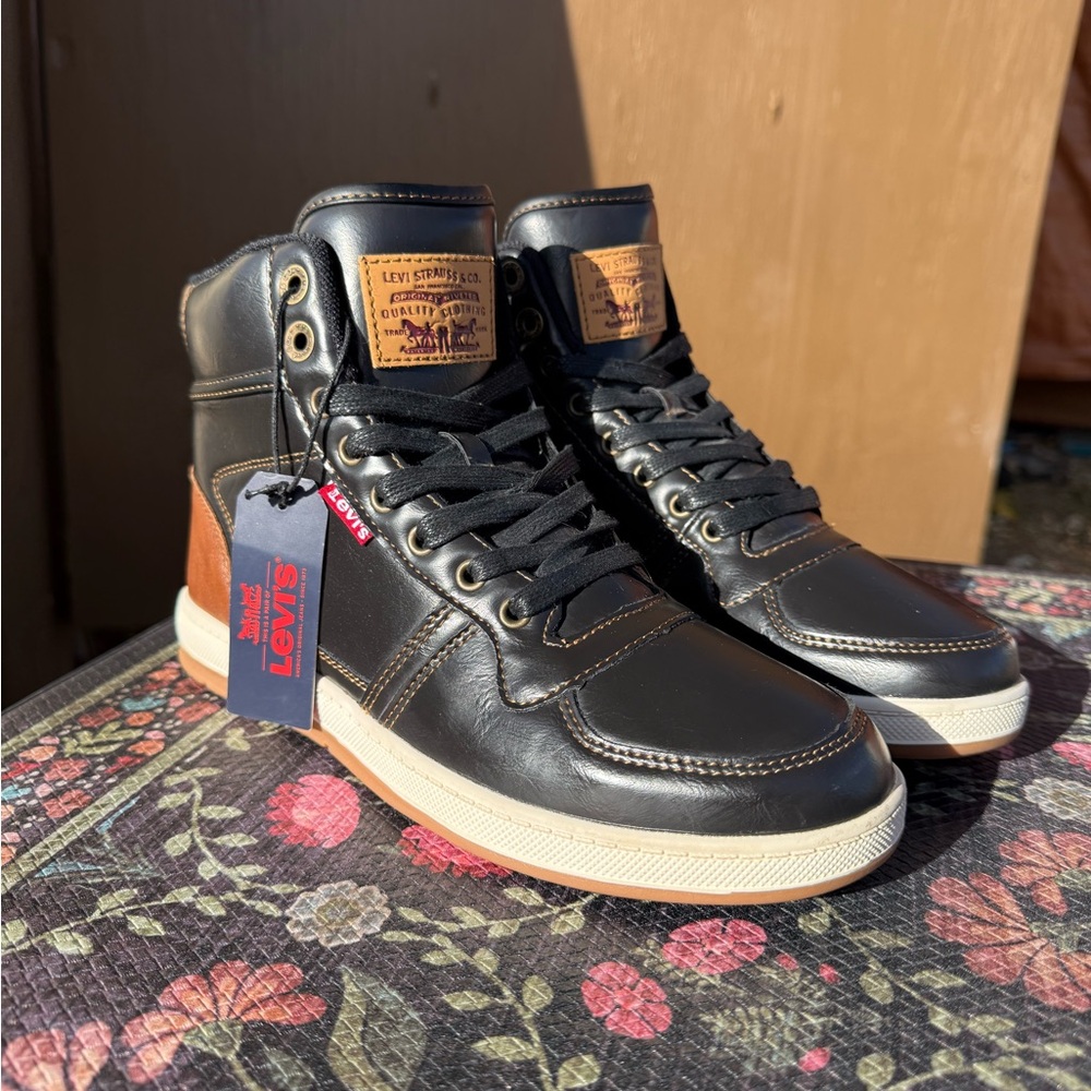 NWT Levi’s Stanton Burnished Hightop Sneakers Size 7